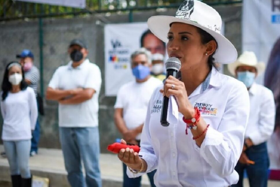 Comisario detenido, podría estar relacionado con amenazas a Zudikey Rodríguez.jpg