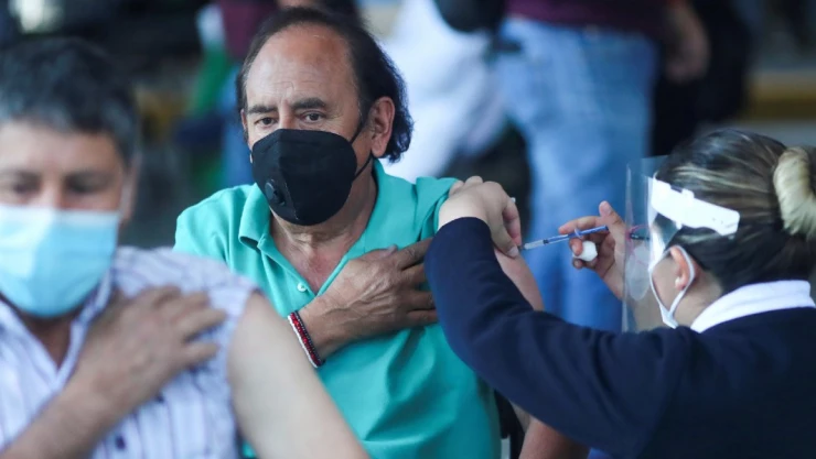 persona recibe vacuna