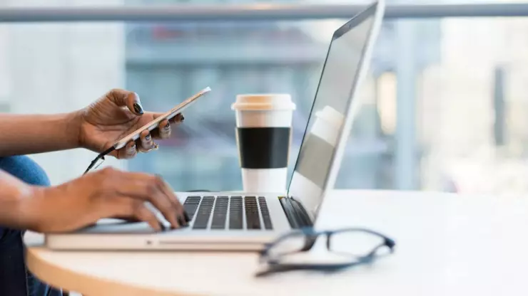 ¿Cuáles son los riesgos de conectarse a redes WiFi públicas?