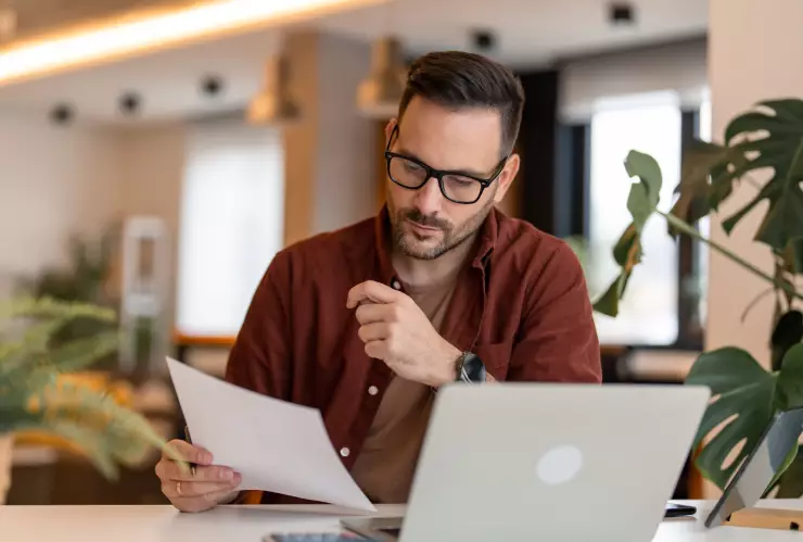 Un hombre lee un formulario de trabajo