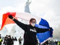 francia_protestas_desmanes_mujer_bandera