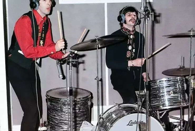 Paul McCartney y Ringo Starr con “The Beatles” en 1967