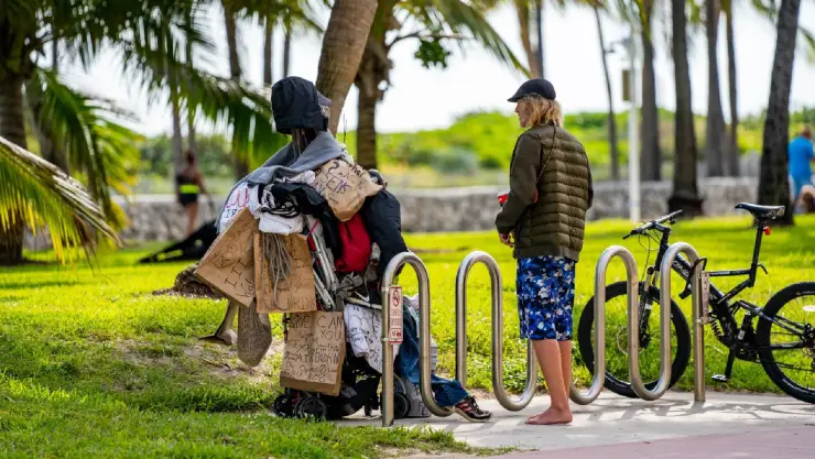 Una persona en situación de calle en Miami, Florida