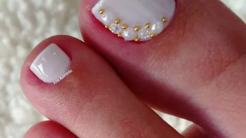 9 diseños de uñas blancas con dorado que puedes usar en los pies para lucir en natación