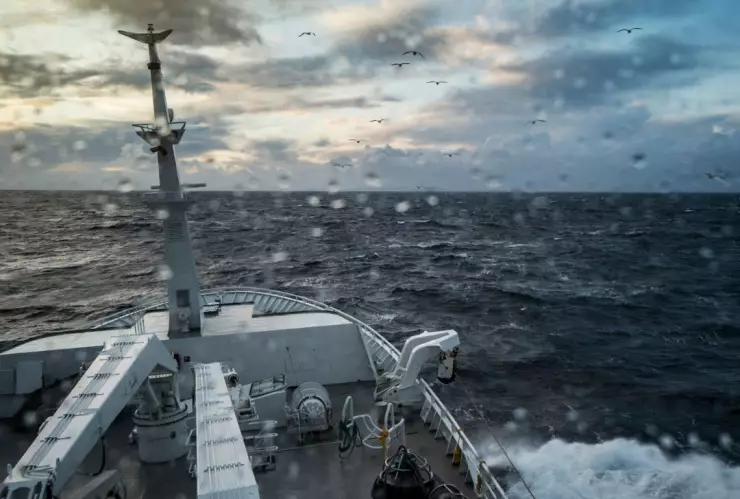 barco navegando en el mar ante la fuerte lluvia