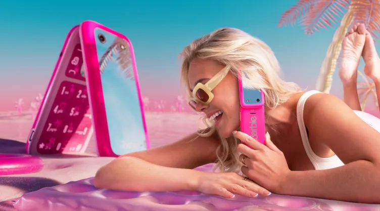 Barbie revive los 2000 con un teléfono que solo quiere desconectarte