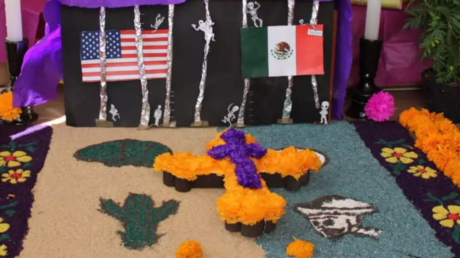 ofrenda por Día de Muertos para migrantes