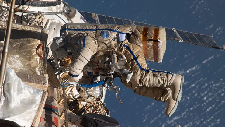 Cosmonauta caminata espacial problema traje