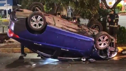 Un auto quedó volcado en Coyoacán.
