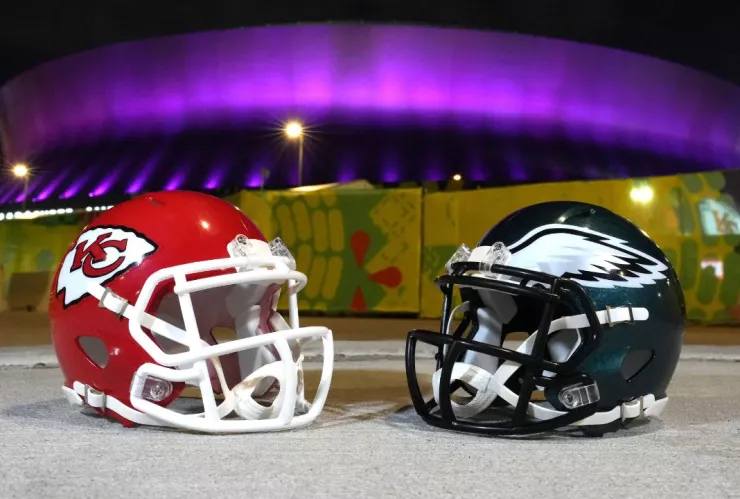 Cascos de los Kansas Ciy Chiefs y los Philadelphia Eagles frente al Caesars Superdome de Nueva Orleans.