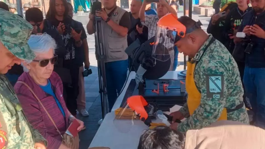 Abuelita acude a canje de armas