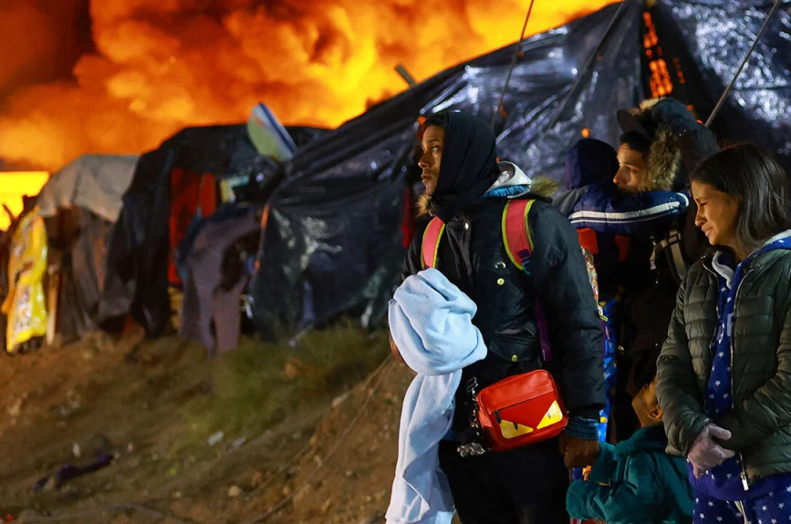 ninos_migrantes_campamento_chihuahua_incendio_mujer_llorando_hombre_cargando_bebe