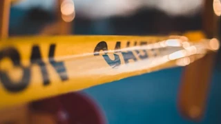 Tiroteo deja a una mujer muerta y a dos niños atrapados