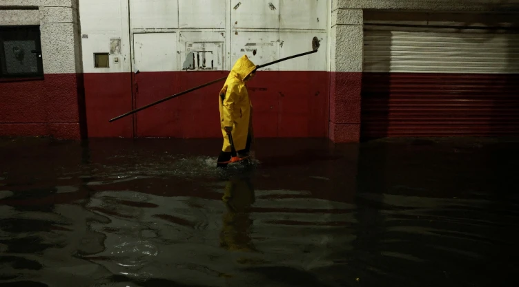 Imagen de calle inundada en la CDMX tras la lluvia del 10 de agosto de 2025.