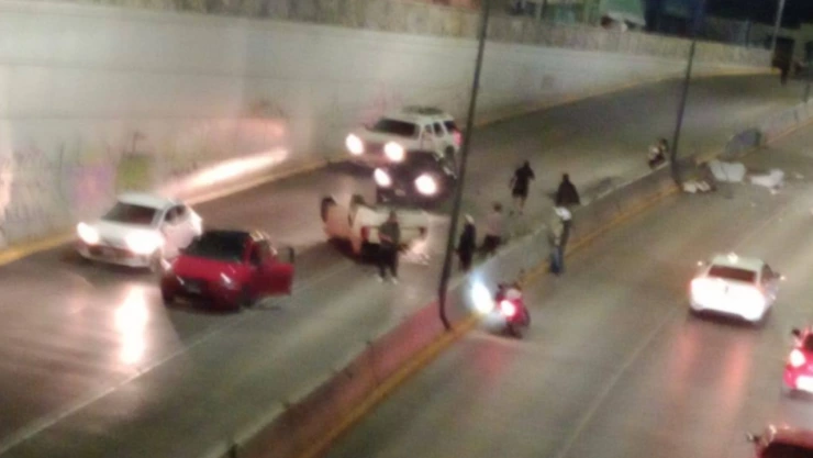 auto volcado Bulevar 5 de Mayo 12 abril 2026