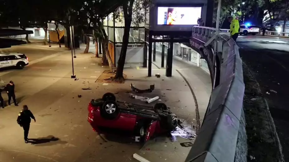 Camioneta volcada en la Glorieta de Insurgentes el 25 de noviembre de 2025.