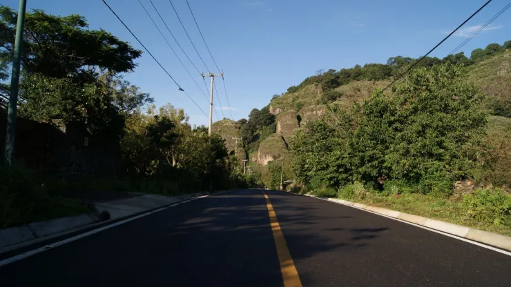 El recorrido a Tepoztlán ofrece paisajes montañosos, aire fresco y un ambiente lleno de calma.