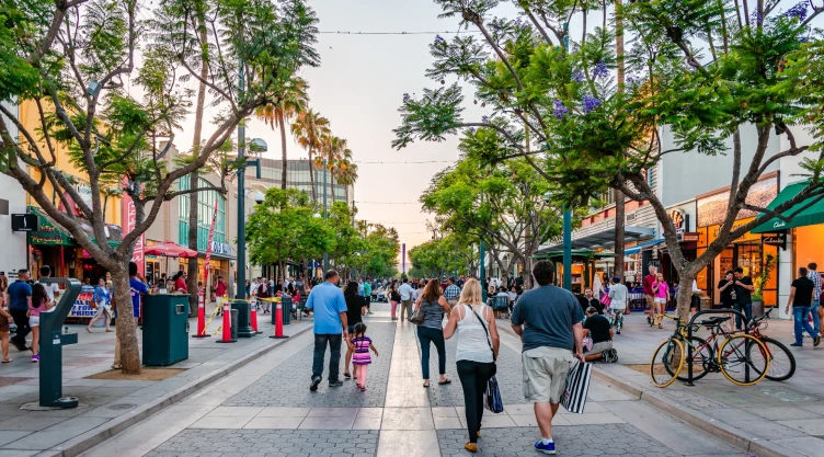 Personas pasean por el centro comercial de California