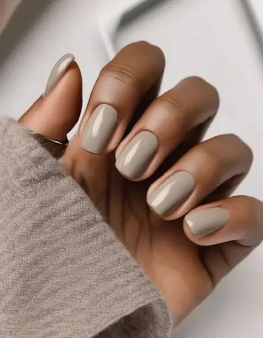 Los colores de uñas que hacen ver tus manos más jóvenes