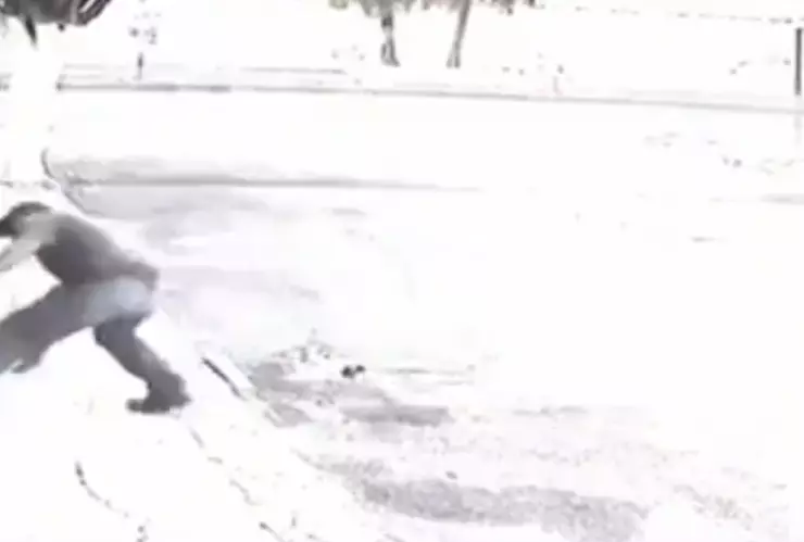 Hombre muerde a mujer.png