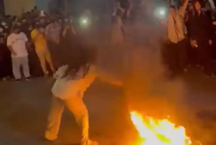 Mujeres en Irán protestan por muerte de mujer iraní Se quitan el velo