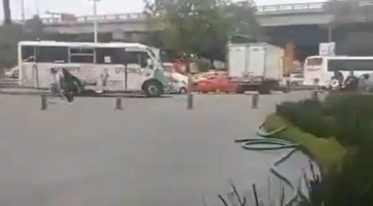 Persecución y balacera en Tlalnepantla desatan pánico; chofer ebrio embiste patrullas y termina en detención de chofer. En la imagen se observa cómo la gente sale corriendo mientras el chofer del autobús intenta fugarse de las autoridades.
