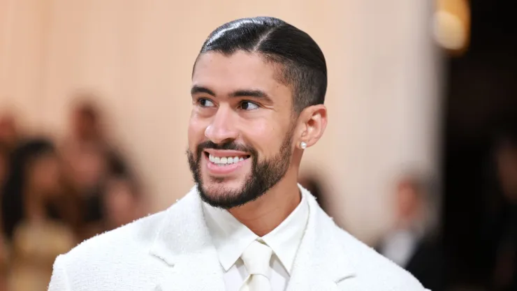 Es un hombre con barba cerrada, cejas prominentes, mucho gel en el cabello y vestido de blanco.
