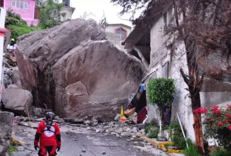 Protección Civil del Edomex exhortó a los habitantes de 136 viviendas en la zona del cerro del Chiquihuite a desalojar sus casas.