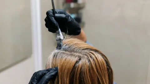 La milagrosa planta que oscurece las canas de mujeres mayores de 45