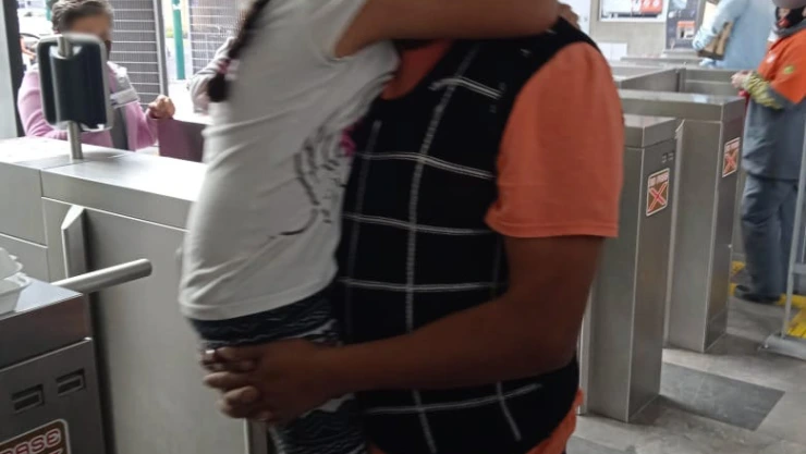 B00E0I Ayudan a niña a reunirse con su padre3.jpeg