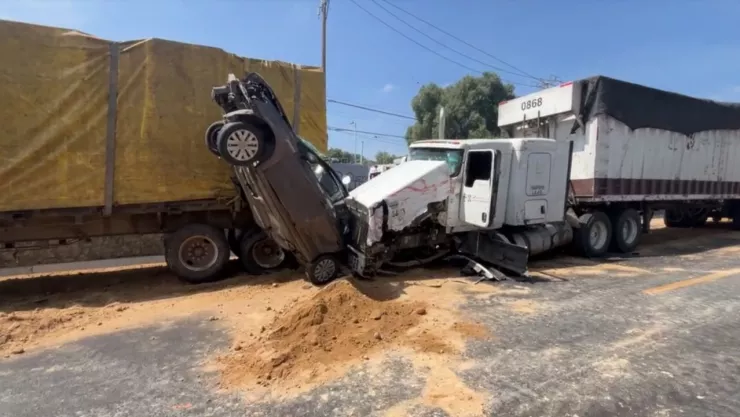 Tráiler se queda sin frenos y desata fuerte choque en la México-Puebla