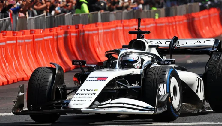 Monoplaza coche carro Cadillac de Checo Pérez en la Fórmula 1