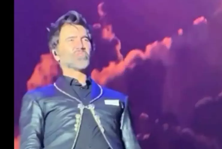 Alejandro Fernández vive INCOMODO momento con pantalón de cuero negro