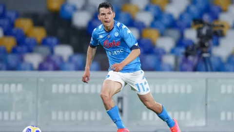 Lozano en un juego con el Napoli