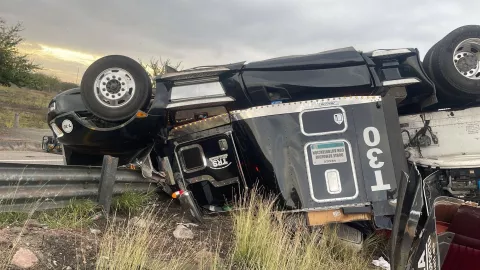 Volcadura de tráiler en Villa Unión