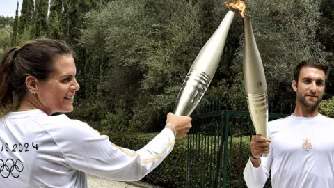 La francesa Laure Manaudou fue la segunda portadora de la antorcha olímpica de este 2024