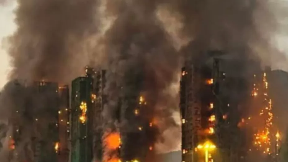 Incendio en Hong Kong deja 13 muertos y residentes atrapados en torres de Tai Po