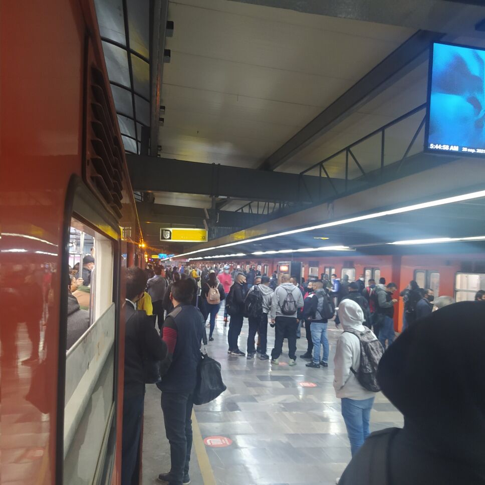 Reportan retrasos de hasta 15 minutos en 5 líneas del Metro CDMX