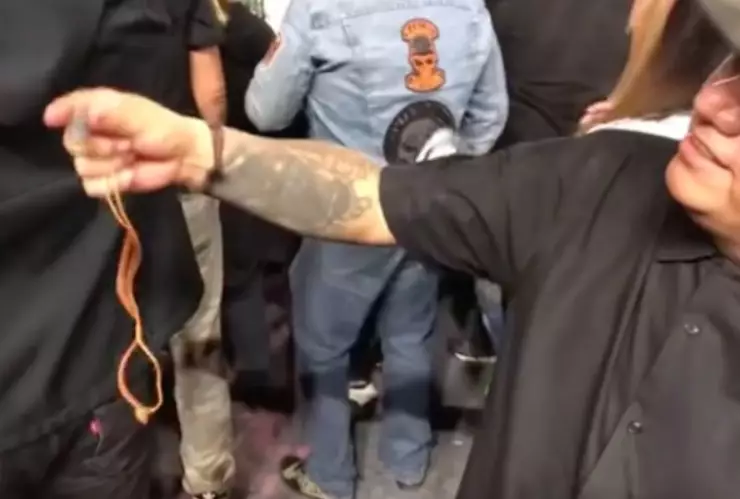 VIDEO Hombre tira las cenizas de un fallecido en pleno concierto de Caifanes