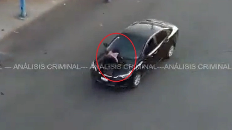 atropella a mujer y la lleva en su cofre
