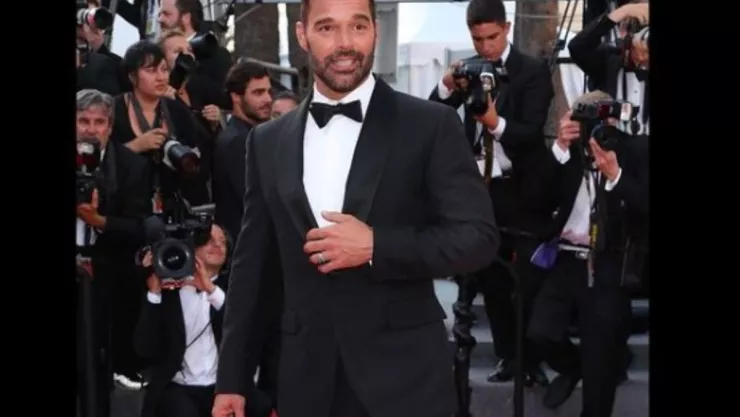 El cantante Ricky Martin gana demanda de acoso y violencia doméstica contra su sobrino.