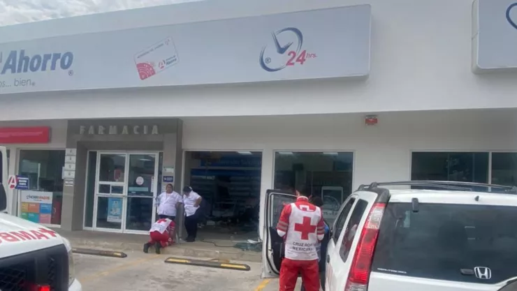 Mujer choca contra farmacia en Culiacán