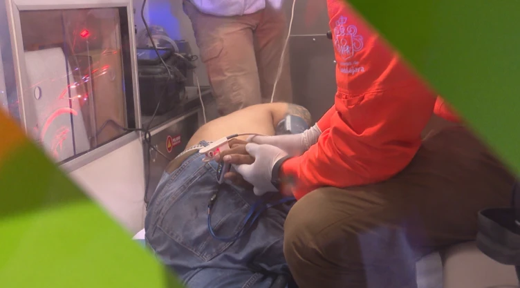 Atendieron en Guadalajara a un hombre que fue atravesado por una bala, misma que le salió por el pechos.
