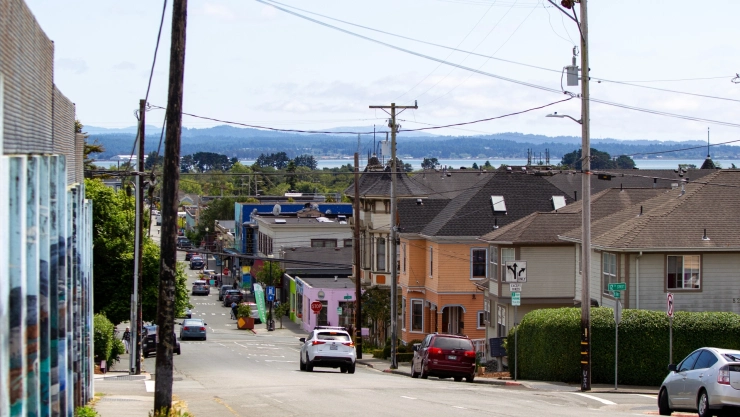 una vista de la ciudad de Arcata en un día soleado