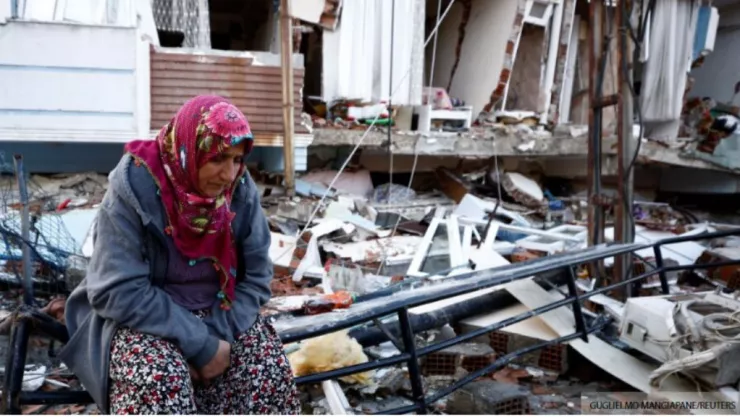 Mujer entre escombros en Turquía