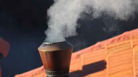 Humo saliendo de la Capilla Sixtina después de concluir el cónclave.