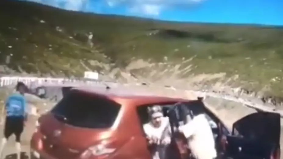 familia auto precipicio.jpg