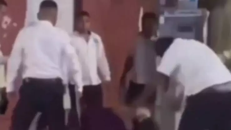 VIDEO_ 5 taxistas golpean brutalmente a turistas en Playa del Carmen