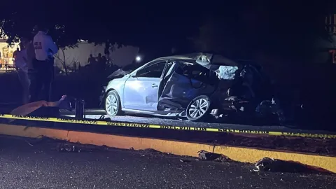 Chocan camión de jornaleros y un auto en Yebavito, Navolato