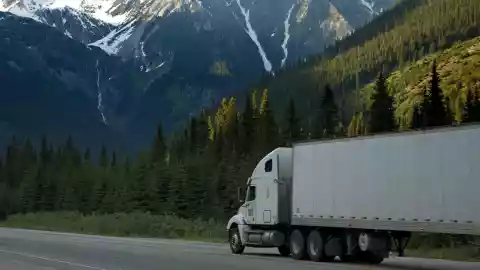 trailer volcadura cartones cerveza.jpg